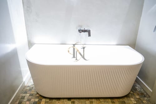 Baignoire autoportante blanche moderne dans la salle de bains luxueuse de la villa de l'hôtel Gerards & Angel, Petit Raffray