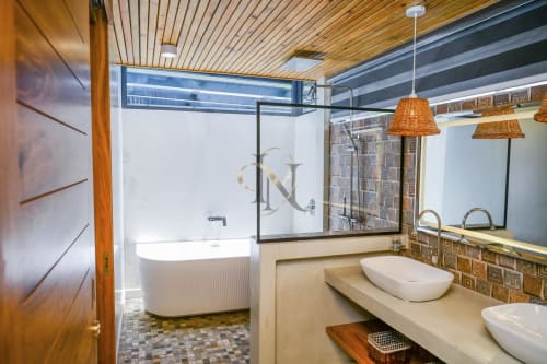 Salle de bain moderne à la Villa No. 5 Coin des Zils chez Gerards & Angel, Petit Raffray, avec vasques doubles, baignoire et