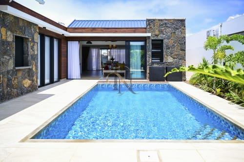 Villa moderne avec piscine rectangulaire, murs en pierre et terrasse couverte à Gerards & Angel, Île Maurice