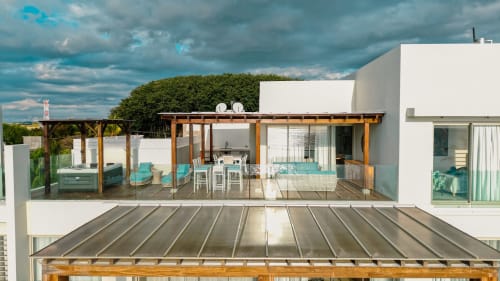Penthouse en bord de mer Gerards & Angel avec terrasse, salon, salle à manger et vue océan à Pointe aux Piments