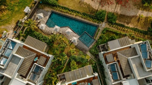 Vue aérienne de l'appartement de luxe Gerards & Angel en bord de mer avec piscine turquoise, terrasse et vue sur l'océan à Pointe aux