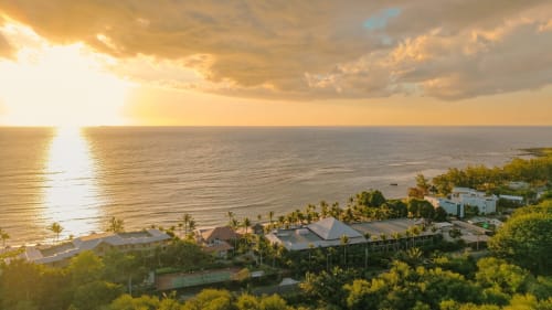 Appartement face à la mer Gerards & Angel à Pointe aux Piments, vue océan au coucher du soleil, palmiers et jardins tropicaux