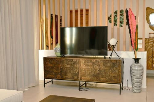 Salon élégant de l'appartement Gerards & Angel avec TV écran plat sur meuble bois, décor tropical et vue sur l'océan