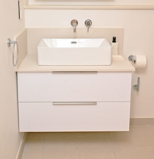 Lavabo blanc rectangulaire moderne avec robinetterie chromée et rangements, salle de bain de Gerards & Angel en bord de mer
