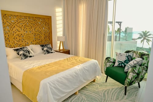 Chambre luxueuse avec vue océan à Gerards & Angel, tête de lit dorée ornementée, linge blanc, Pointe aux Piments