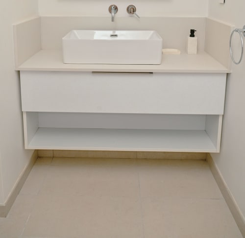 Vasque rectangulaire moderne et blanche chez Gerards & Angel, Pointe aux Piments