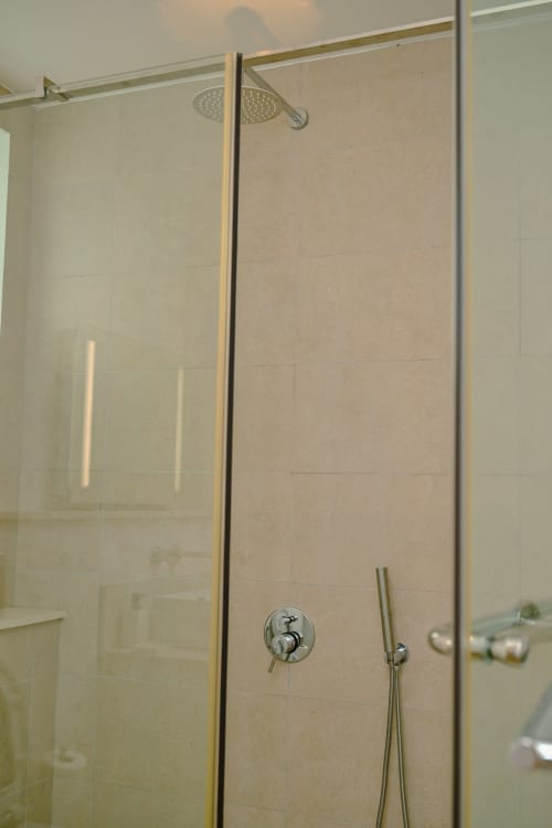 Salle de bain moderne avec pluie de tête à l'appartement balnéaire Gerards & Angel Ocean Point, Pointe aux Piments
