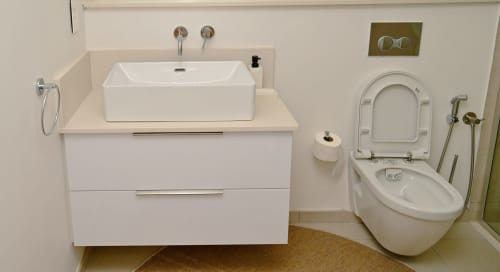 Salle de bain moderne chez Gerards & Angel avec vasque blanche, toilettes et équipements dans l'appartement en bord de mer Ocean Point,