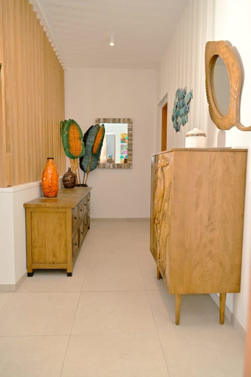 Couloir moderne de l'appartement bord de mer Gerards & Angel avec mobilier en bois, plantes en pot et miroir décoratif à Pointe