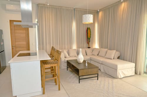 Appartement moderne en bord de mer à Gerards & Angel à Pointe aux Piments avec séjour ouvert, canapé sectionnel crème et cuisine