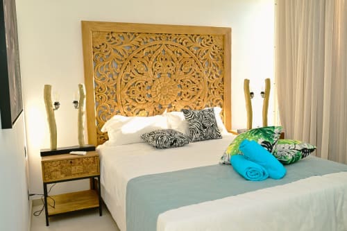 Chambre élégante à Gerards & Angel, Pointe aux Piments, avec tête de lit sculptée, appartement en bord de mer avec vue océan