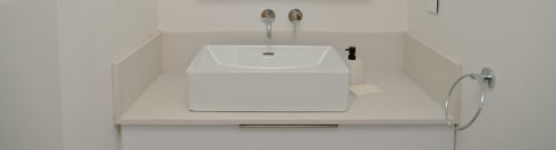Lavabo blanc rectangulaire moderne avec robinetterie chromée dans la salle de bains de l'appartement Gerards & Angel Ocean Point Beachfront