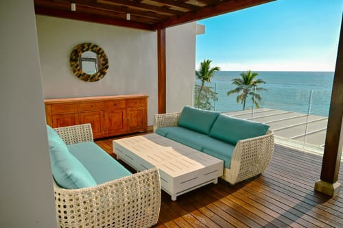 Appartement en front de mer à Gerards & Angel avec sièges tressés, vue sur l'océan, palmiers et terrasse en bois à Pointe aux Piments