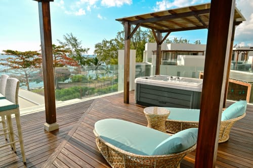 Appartement de luxe en bord de mer à Gerards & Angel, Pointe aux Piments avec vue sur l'océan, bain à remous et chaises longues en rotin