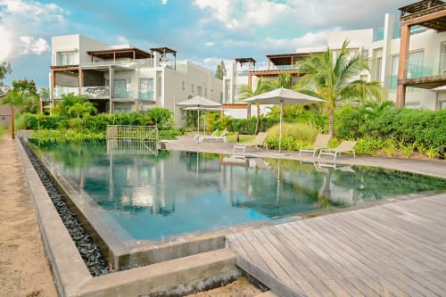 Complexe balnéaire Gerards & Angel à Pointe aux Piments avec appartements modernes, piscine lagon, transats et décor tropical