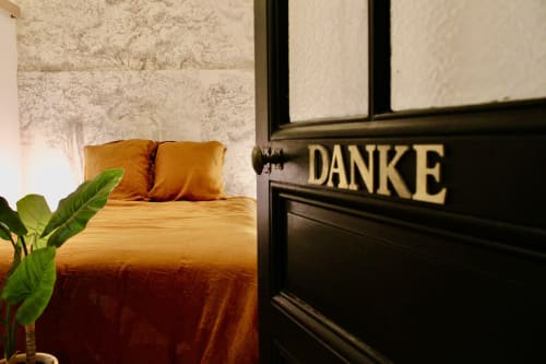 Entrée de chambre à la villa Mi Casa Es Su Casa à Carcassonne avec literie chaleureuse et panneau de porte 'Danke'