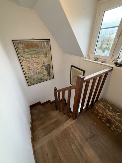 Escalier en bois avec rampe du cottage Mon Week End A La Mer, Hautot-sur-Mer, affiche côtière vintage au mur