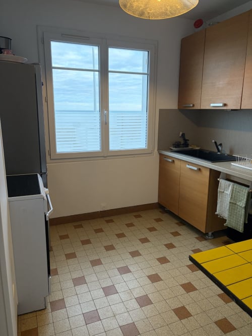 Cuisine moderne et lumineuse avec vue sur la mer au gîte Mon Week End A La Mer à Hautot-sur-Mer, France