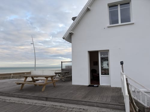 Terrasse de maison côtière à Mon Week End A La Mer avec table de pique-nique en bois et vue sur l'océan à Hautot-sur-Mer