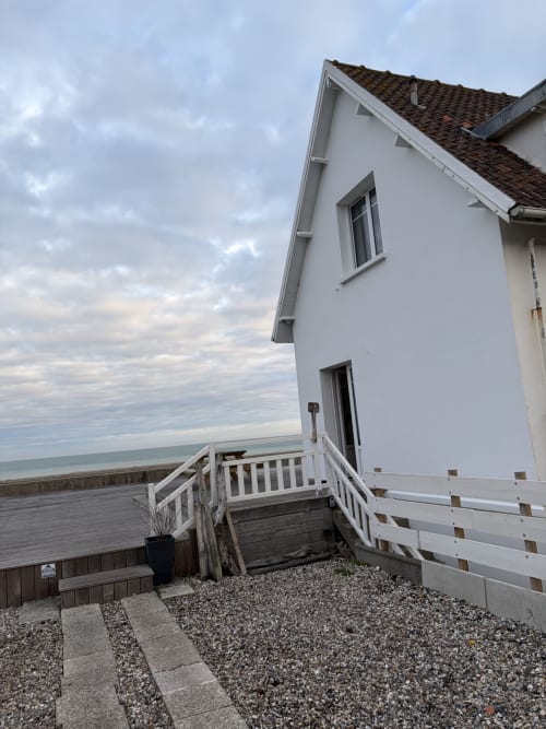 Maison blanche avec vue sur mer à Mon Week End A La Mer, Hautot-sur-Mer, dotée d'une terrasse en bois et d'une allée en gravier