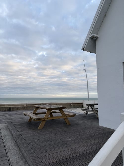 Table de pique-nique en bois sur la terrasse avec vue sur la mer à Mon Week End A La Mer, Hautot-sur-Mer