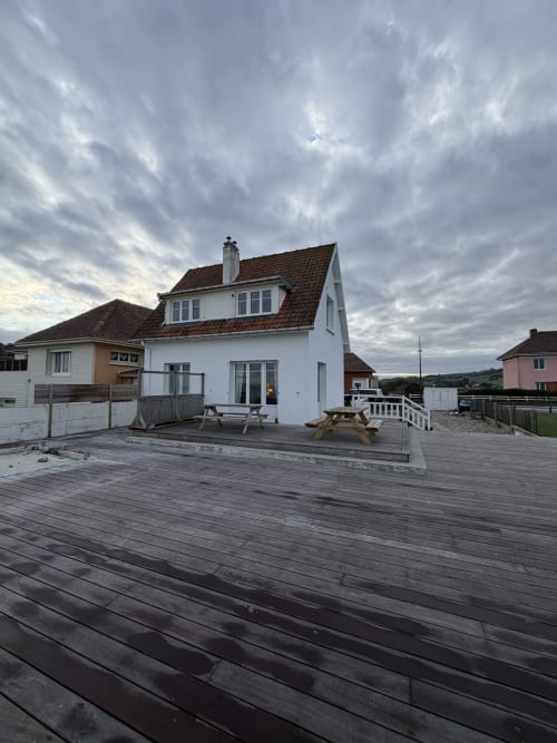 Chalet blanc moderne avec terrasse en bois au Mon Week End A La Mer, Hautot-sur-Mer, vue sur la côte