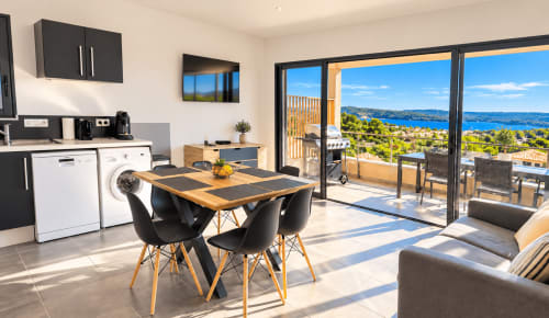 L'Alba Apt à Zonza : appartement vue mer avec cuisine moderne, salle à manger et balcon donnant sur la côte méditerranéenne