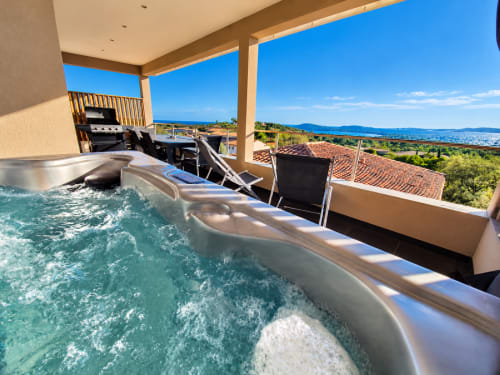 Salle de bain spa luxueuse avec vue sur mer aux Villas d'A Storia, Zonza, surplombant la côte méditerranéenne