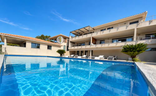 Piscine de luxe des Villas d'A Storia à Zonza avec appartements en bord de mer et vue sur la mer