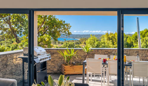 Terrasse des Villas d'A Storia à Zonza avec vue mer, barbecue, coin repas et paysage méditerranéen