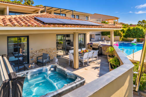 Appartement de luxe avec bain à remous, terrasse au bord de la piscine et vue mer aux Villas d'A Storia, Zonza Corse