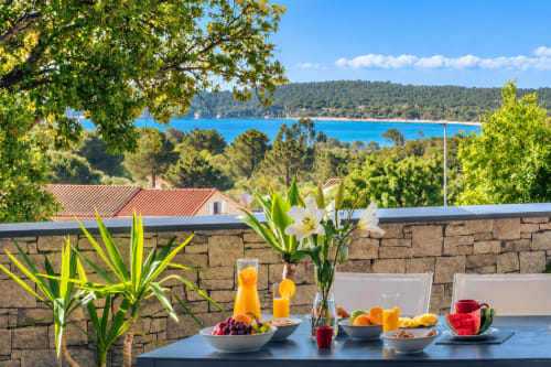Petit-déjeuner avec vue sur mer aux Villas d'A Storia à Zonza, Corse