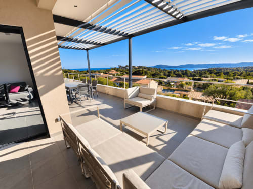 Terrasse de l'appartement L'Horizonte aux Villas d'A Storia, Zonza Corse avec vue mer, salon de jardin et pergola