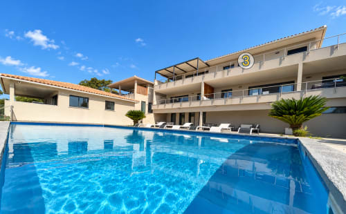 Les Villas d'A Storia, appartement de luxe à Zonza avec piscine étincelante, terrasse vue mer et architecture moderne en bord de plage