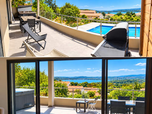 Balcon de luxe avec vue sur la piscine, la mer, transats et coin repas aux Villas d'A Storia, Zonza