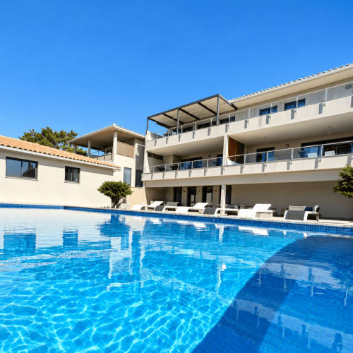 Villa moderne Les Villas d'A Storia à Zonza avec piscine, chaises longues et balcons d'appartements vue mer