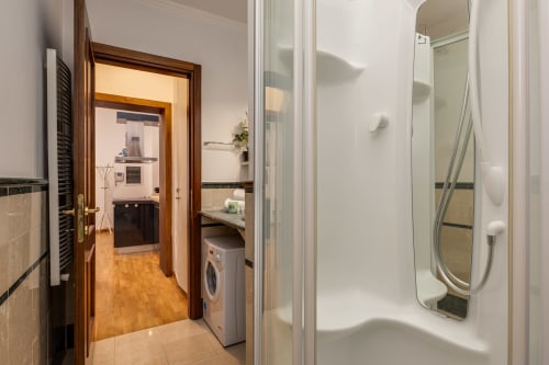 Bagno e zona lavanderia nell'appartamento Colosseum Sweet Life a Buonanotte Colosseo, Roma - doccia, lavatrice e
