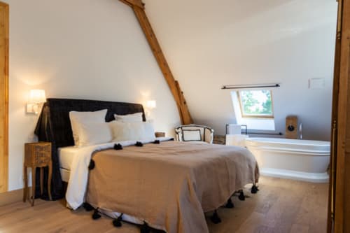 Chambre spacieuse au Domaine du Tertre Ychot avec lit queen-size, salle de bains privative et vue sur le jardin à Dol de Bretagne