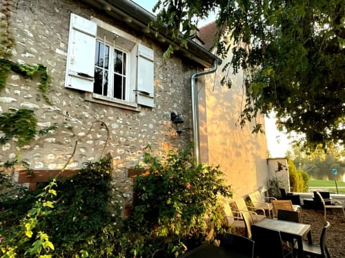 Cour de villa en pierre à la Villa Aliénor aux Andelys avec coin détente et lierre grimpant
