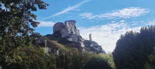 Ruines du Château Gaillard surplombant un paysage forestier près de la Villa Aliénor aux Andelys, France