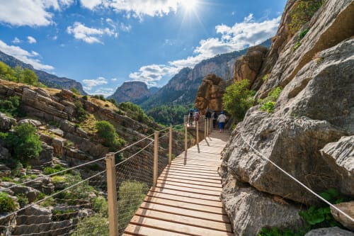 Pasarela de madera atravesando los espectaculares acantilados del cañón de Álora, destino de senderismo Alma Suite en España