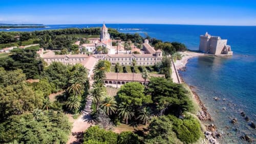 Vue aérienne d'un monastère médiéval avec clocher surplombant la Méditerranée à Cagnes-sur-Mer, France