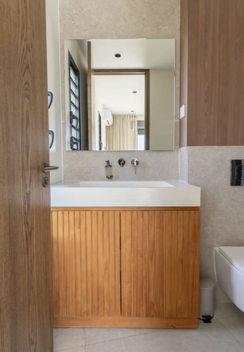 Meuble de salle de bain moderne avec vasque blanche et miroir en bois à la Villa Rhéia, Blue Horizon Collection, Guadeloupe