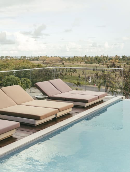 Élégant salon de piscine à la Villa Théia, Blue Horizon Collection, Saint François, Guadeloupe avec vue sur l'océan