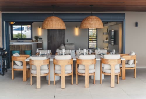 Villa de luxe contemporaine à Blue Horizon Collection, Saint François, avec chaises en bois, suspensions tressées et cuisine ouverte