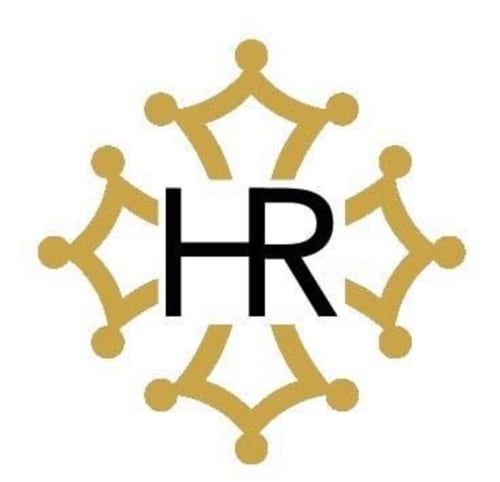 Logo HR avec des silhouettes dorées en cercle pour Hôtel Du Rocher, l'accueil du Caylar