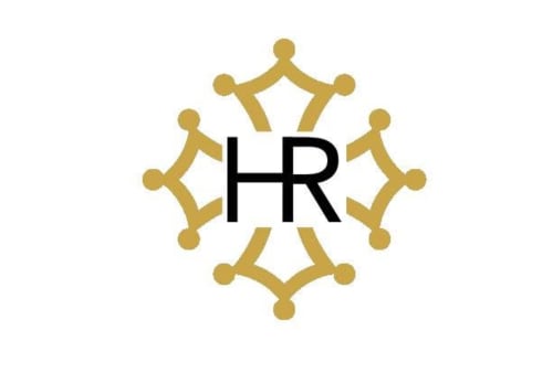 Logo HR avec des silhouettes dorées autour pour Hôtel Du Rocher, Le Caylar