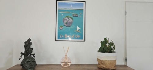 Étagère Villa Azura décorée d'objets et affiche de voyage méditerranéen à Carcassonne, France