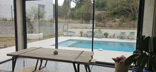 Intérieur de villa moderne avec vue sur piscine privée à Mi Casa Es Su Casa, Carcassonne, terrasse et salon