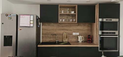 Cuisine contemporaine avec armoires foncées, crédence en bois, électroménagers acier inoxydable à Villa Azura, Carcassonne